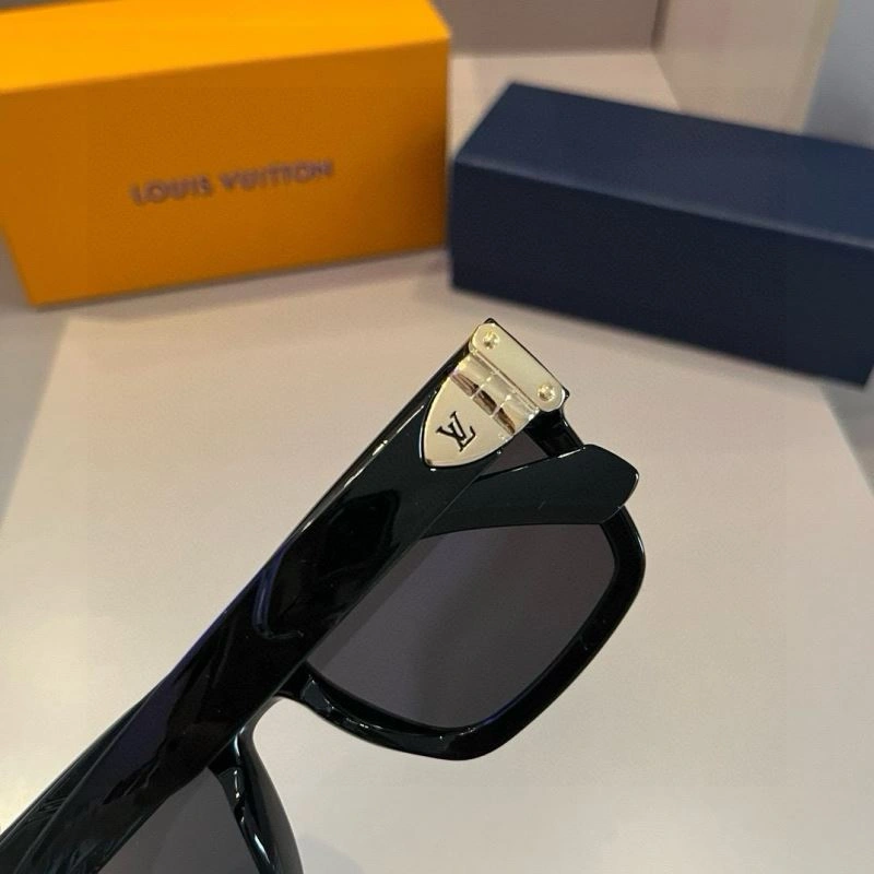 Sporty Louis Vuitton Sunglasses 280894