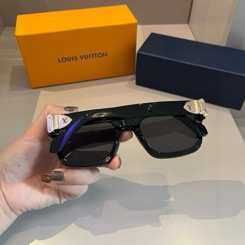 Sporty Louis Vuitton Sunglasses 280894