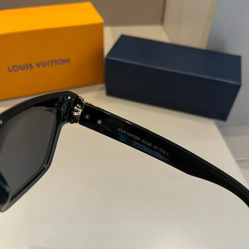 Sporty Louis Vuitton Sunglasses 280894