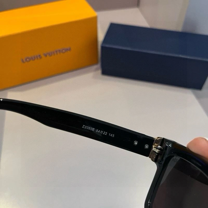 Sporty Louis Vuitton Sunglasses 280894