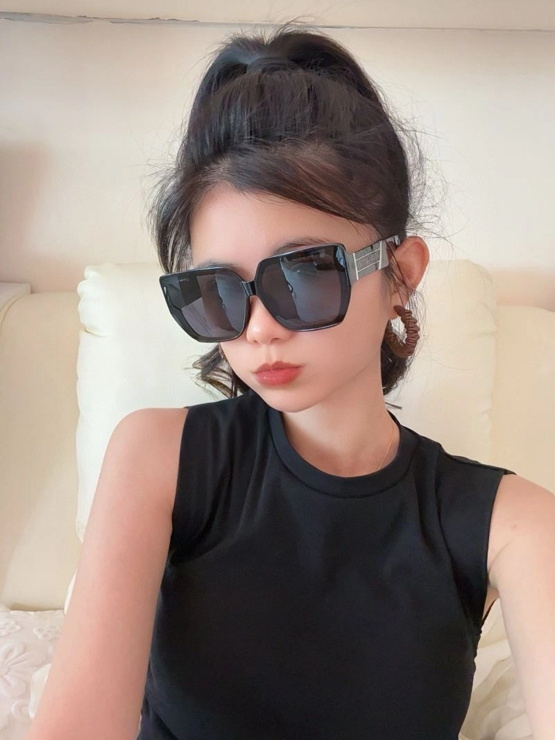 Compact Louis Vuitton Sunglasses 280828