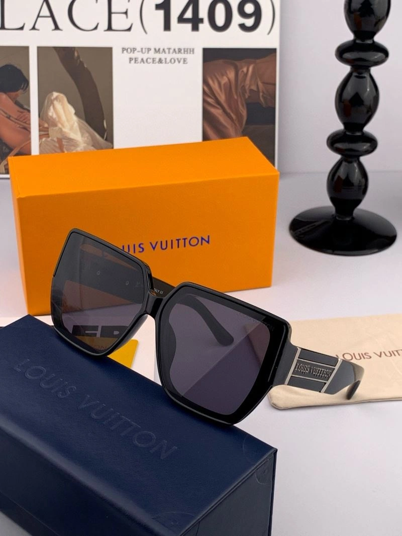 Compact Louis Vuitton Sunglasses 280828