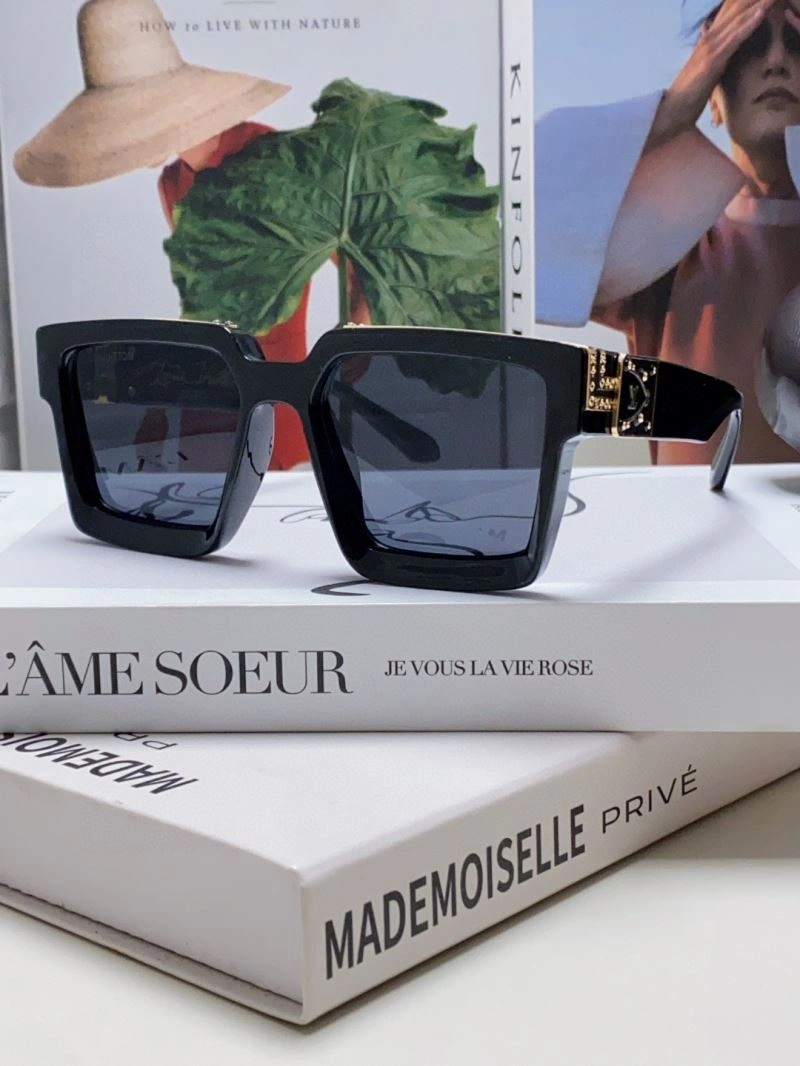 Louis Vuitton Sunglasses ZipUp 280819