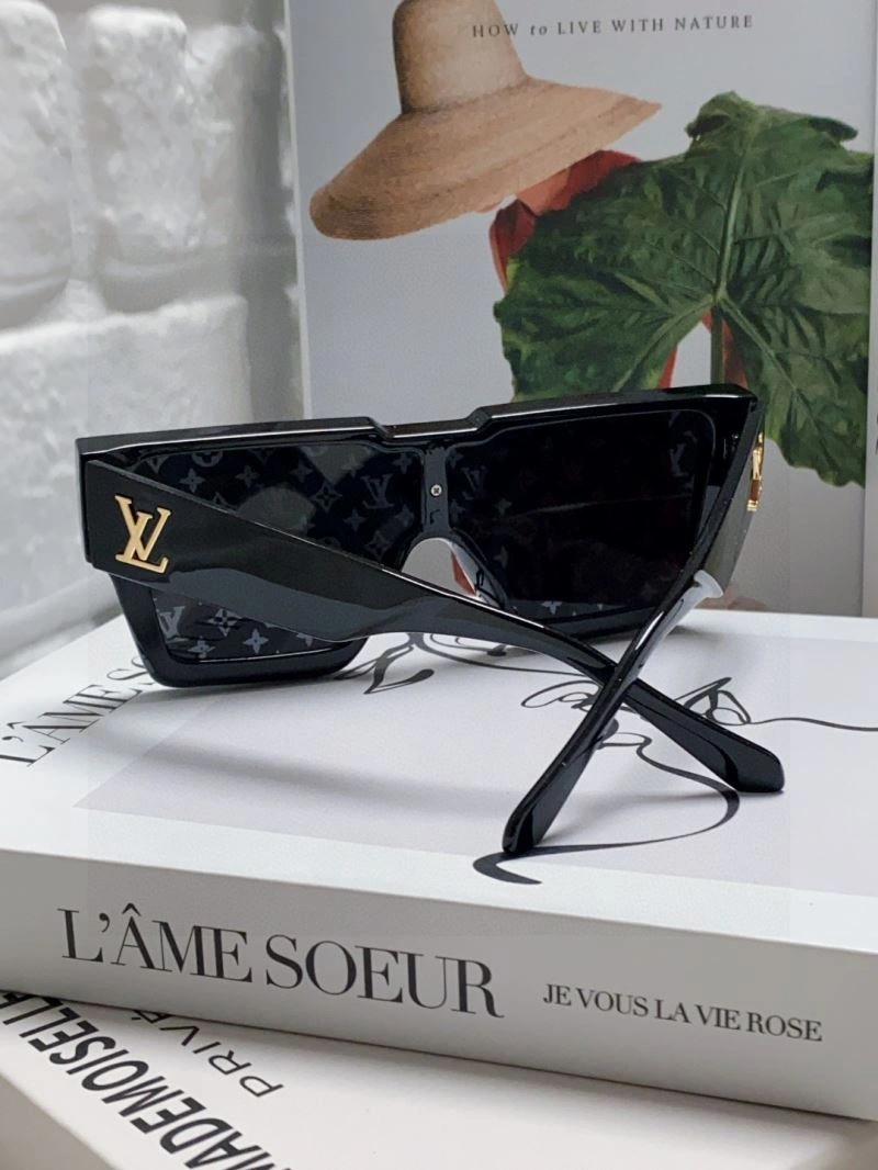 Louis Vuitton Sunglasses Functional 280826