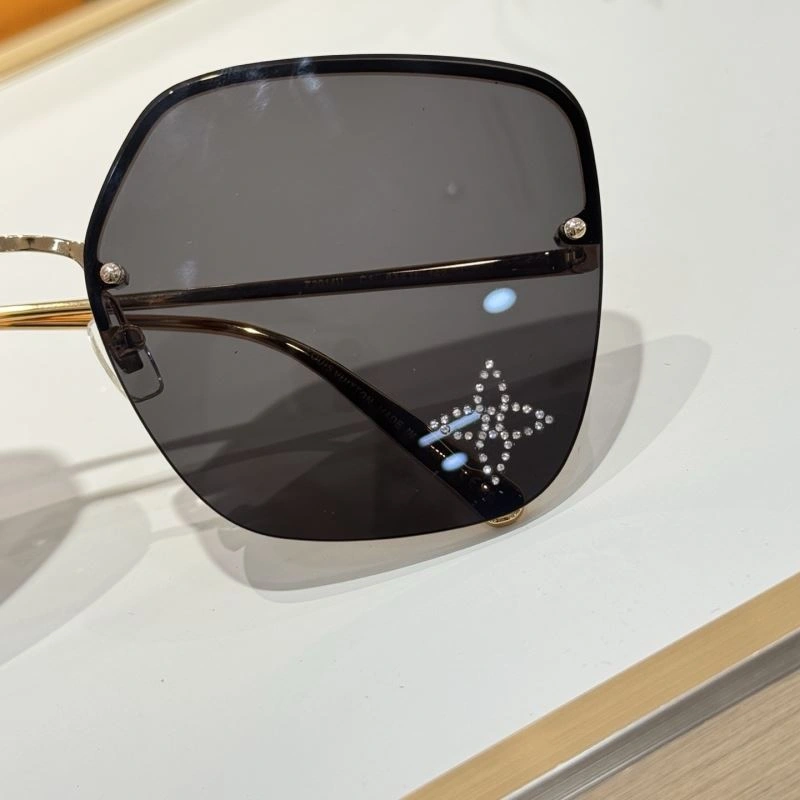 Louis Vuitton Sunglasses Practical 281220