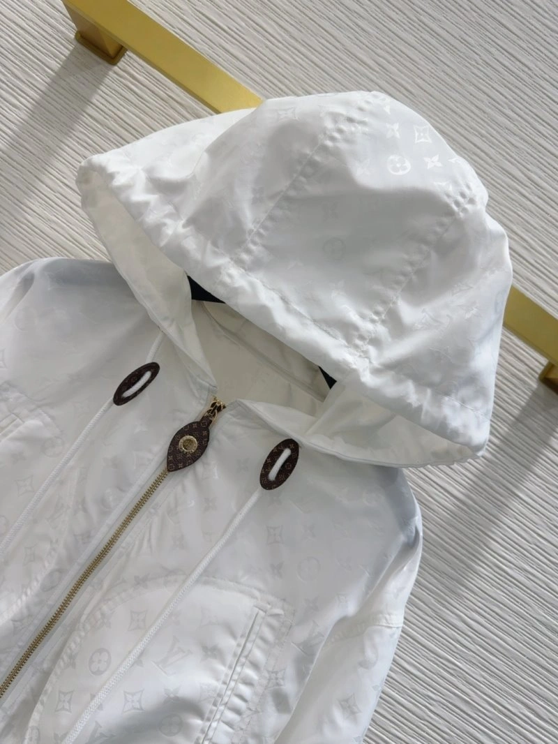 Compact Louis Vuitton Sunscreen Jacket 131671