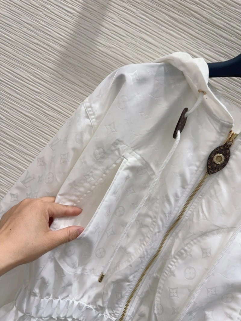 Compact Louis Vuitton Sunscreen Jacket 131671