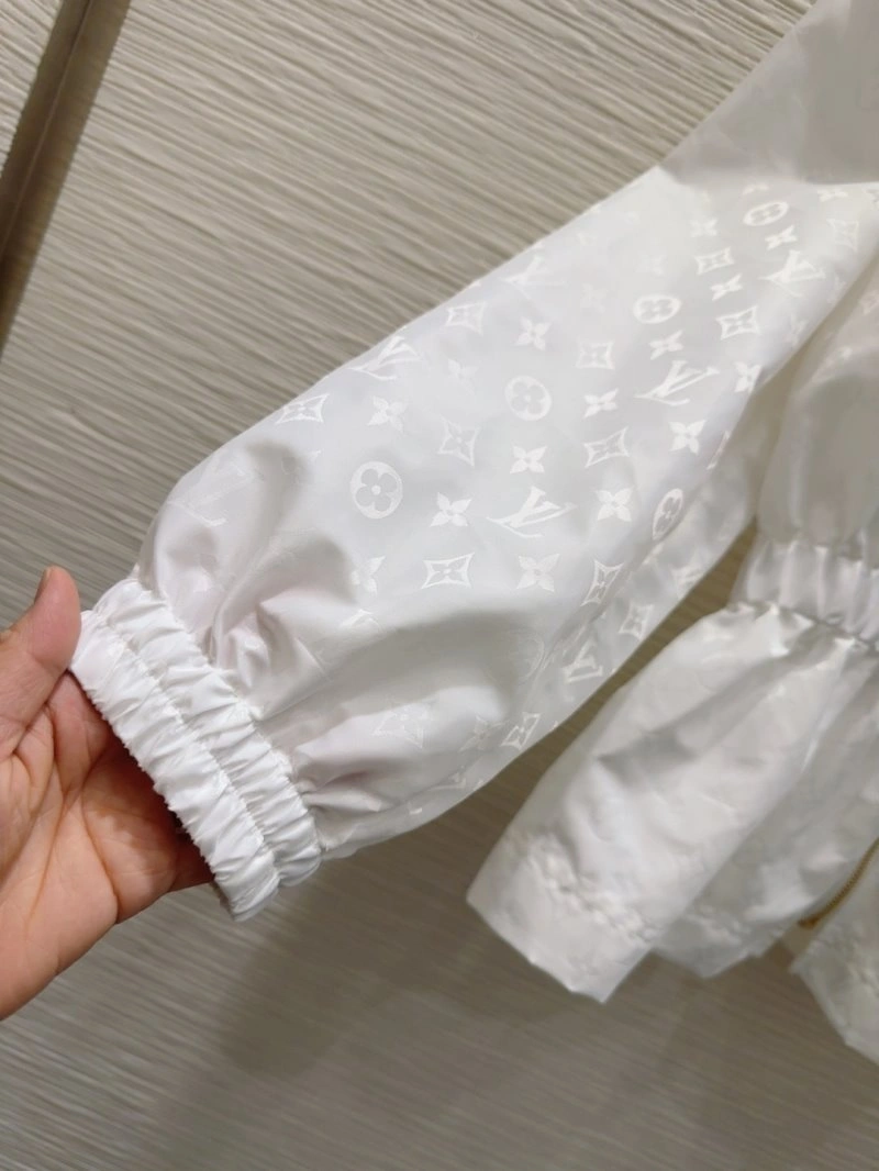 Compact Louis Vuitton Sunscreen Jacket 131671