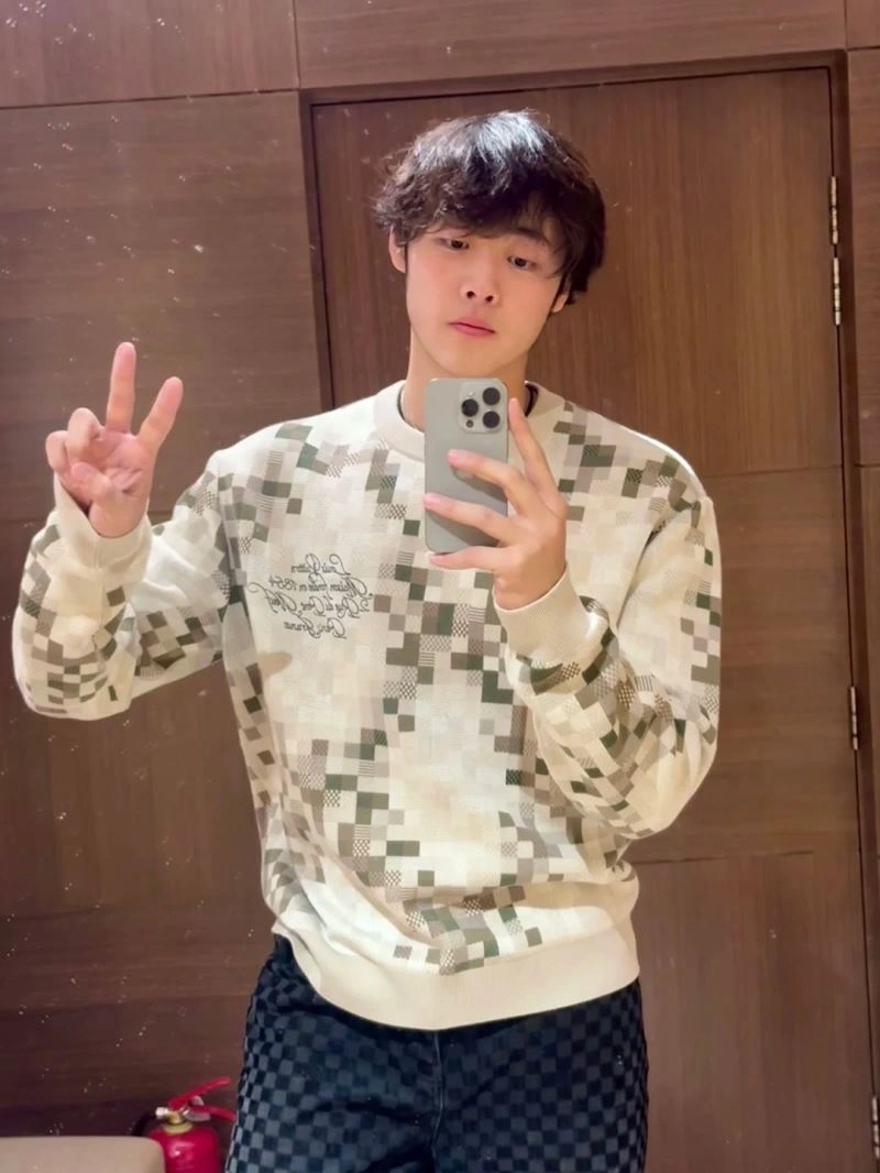 Bright Louis Vuitton Sweaters 138503