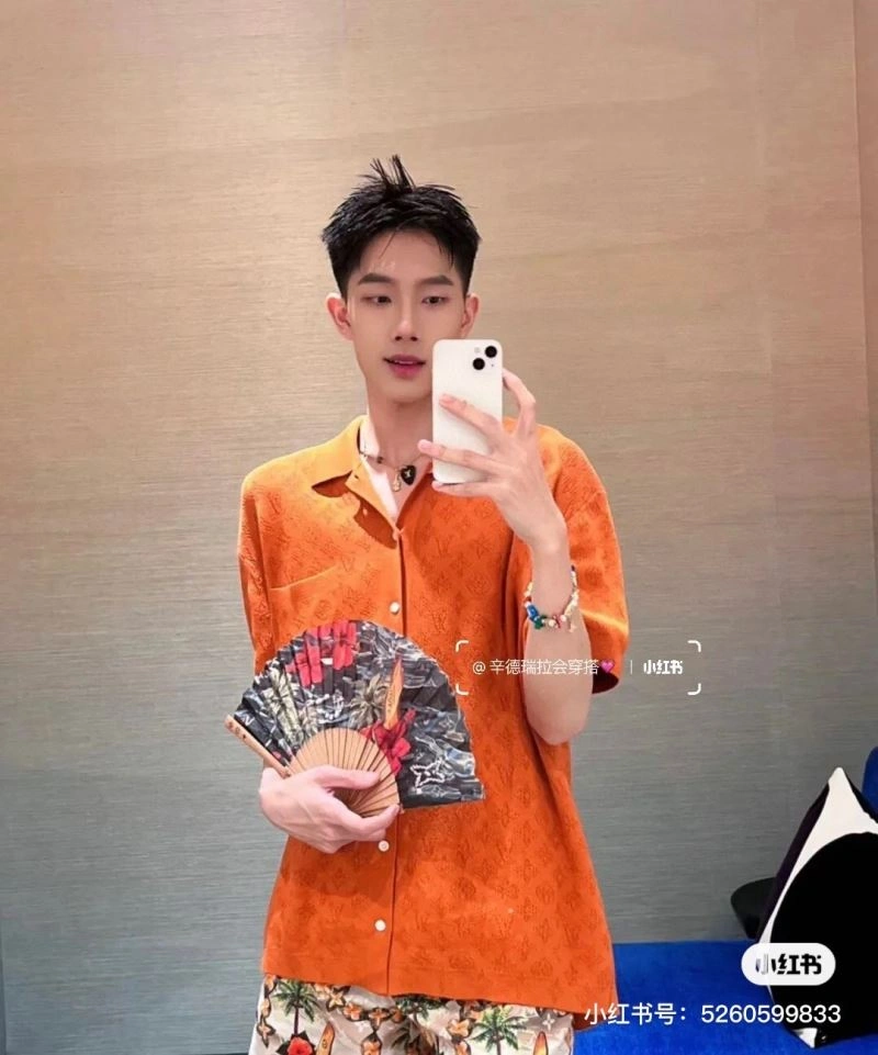 TravelReady Louis Vuitton Sweaters 137344