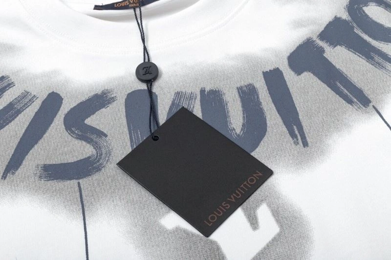 Versatile Louis Vuitton T-Shirts 132148