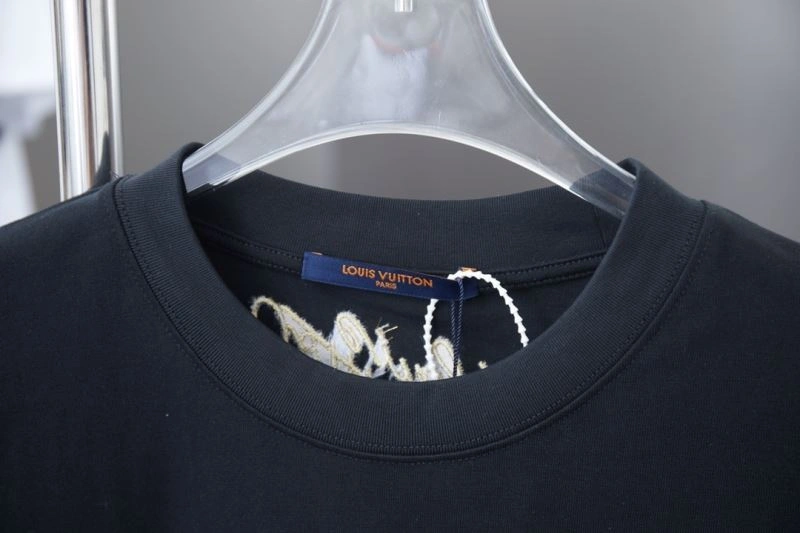Functional Louis Vuitton T-Shirts 138462