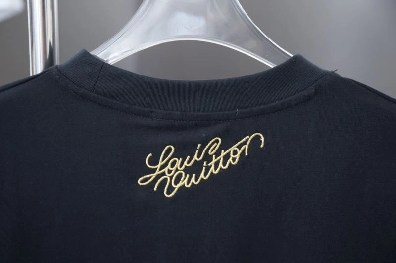 Functional Louis Vuitton T-Shirts 138462