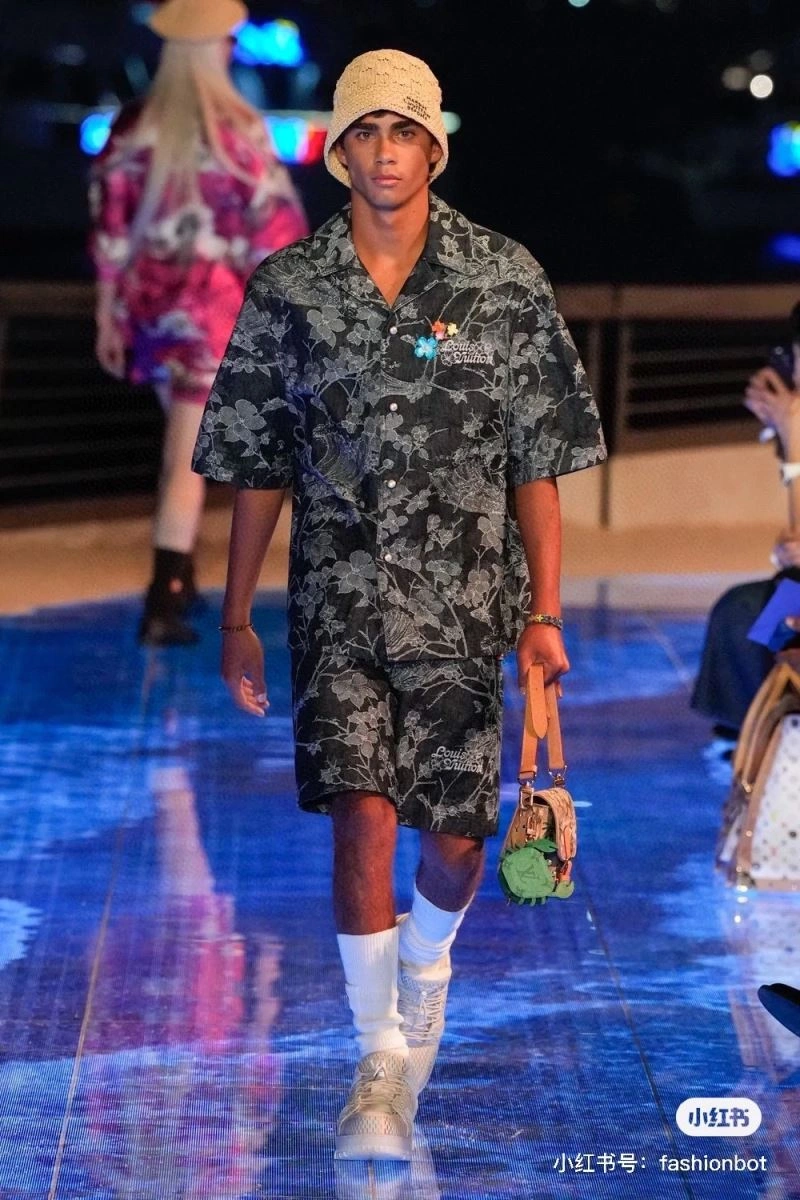 Neat Louis Vuitton T-Shirts 138391