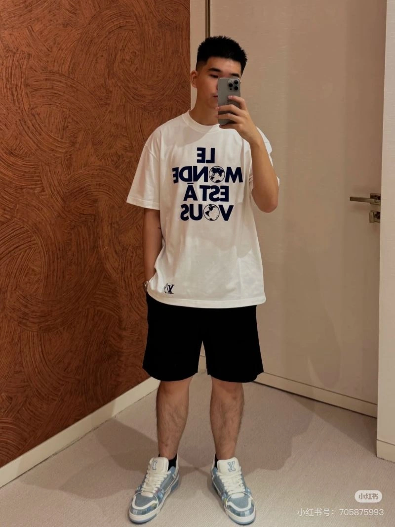 Sleek Louis Vuitton T-Shirts 138347