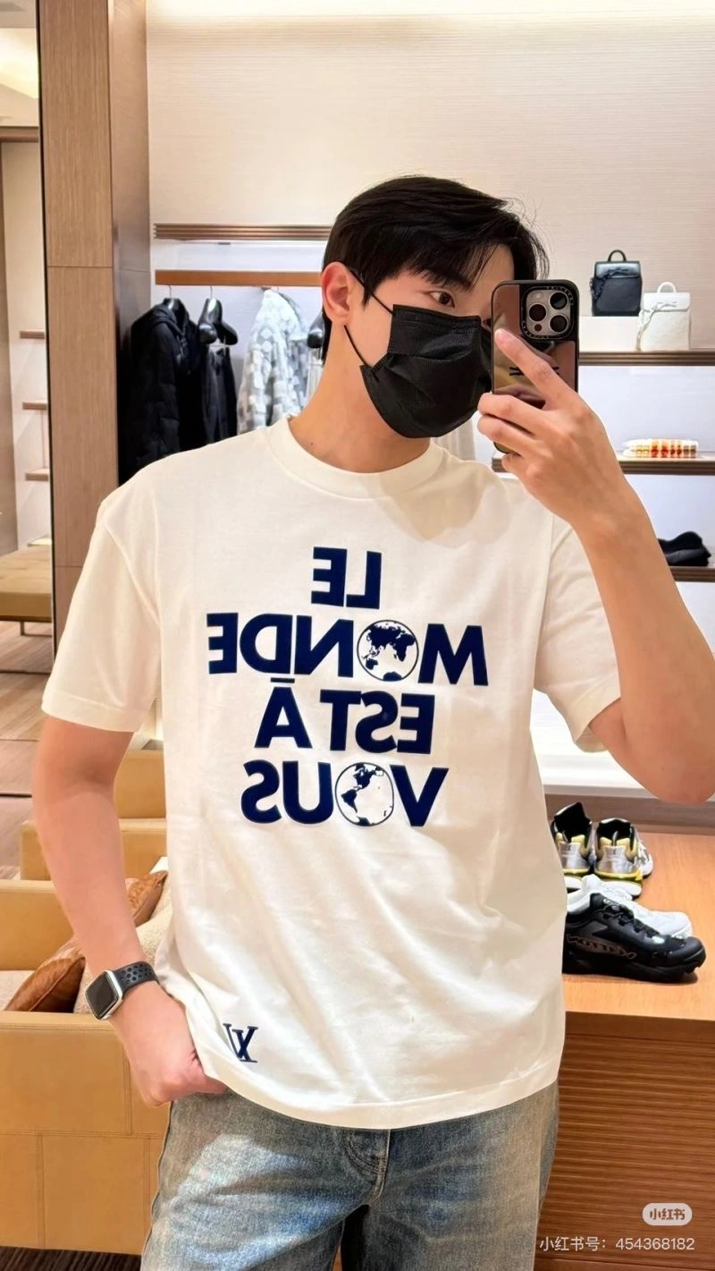 Sleek Louis Vuitton T-Shirts 138347