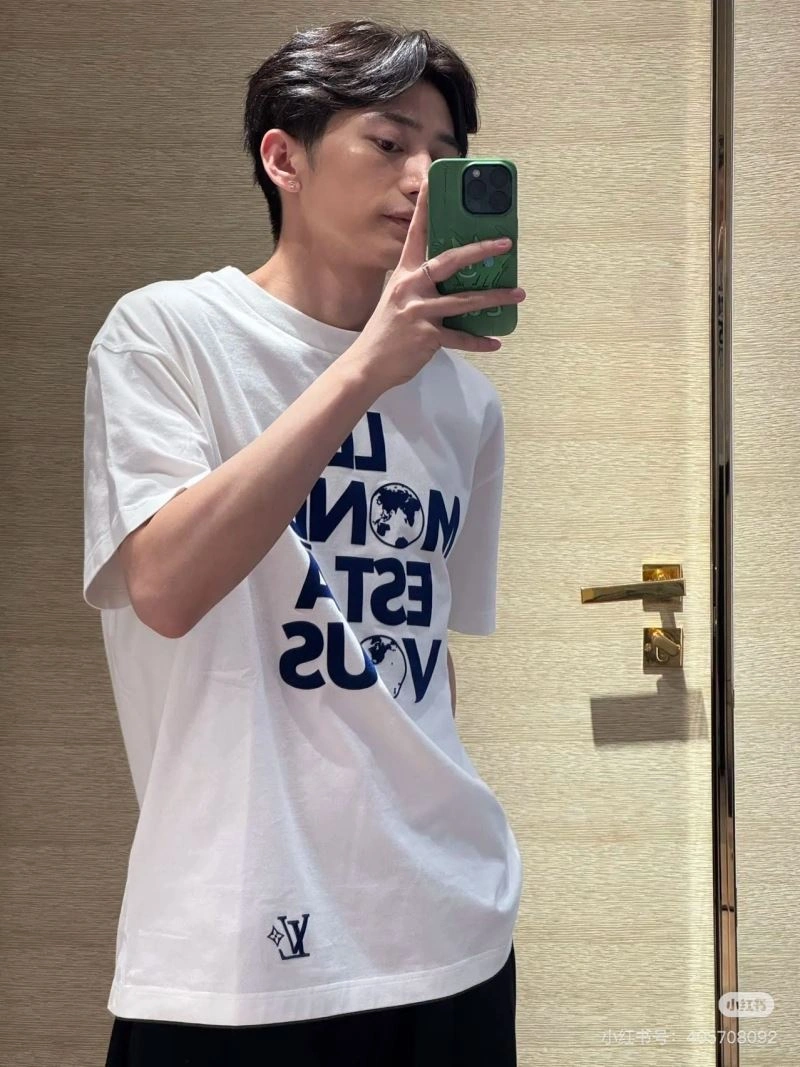 Sleek Louis Vuitton T-Shirts 138347