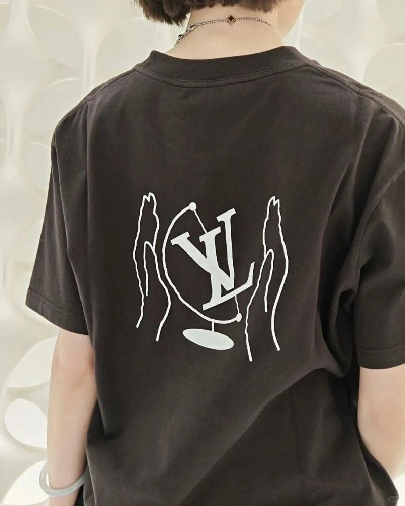 Sleek Louis Vuitton T-Shirts 138336