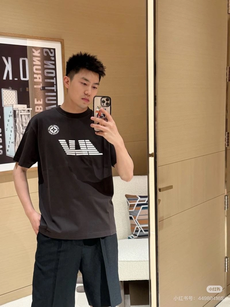 Sleek Louis Vuitton T-Shirts 138336