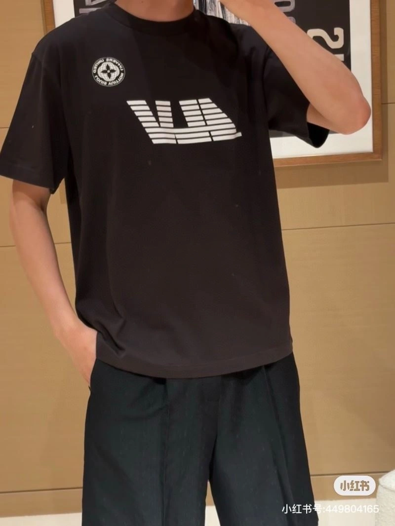 Sleek Louis Vuitton T-Shirts 138336