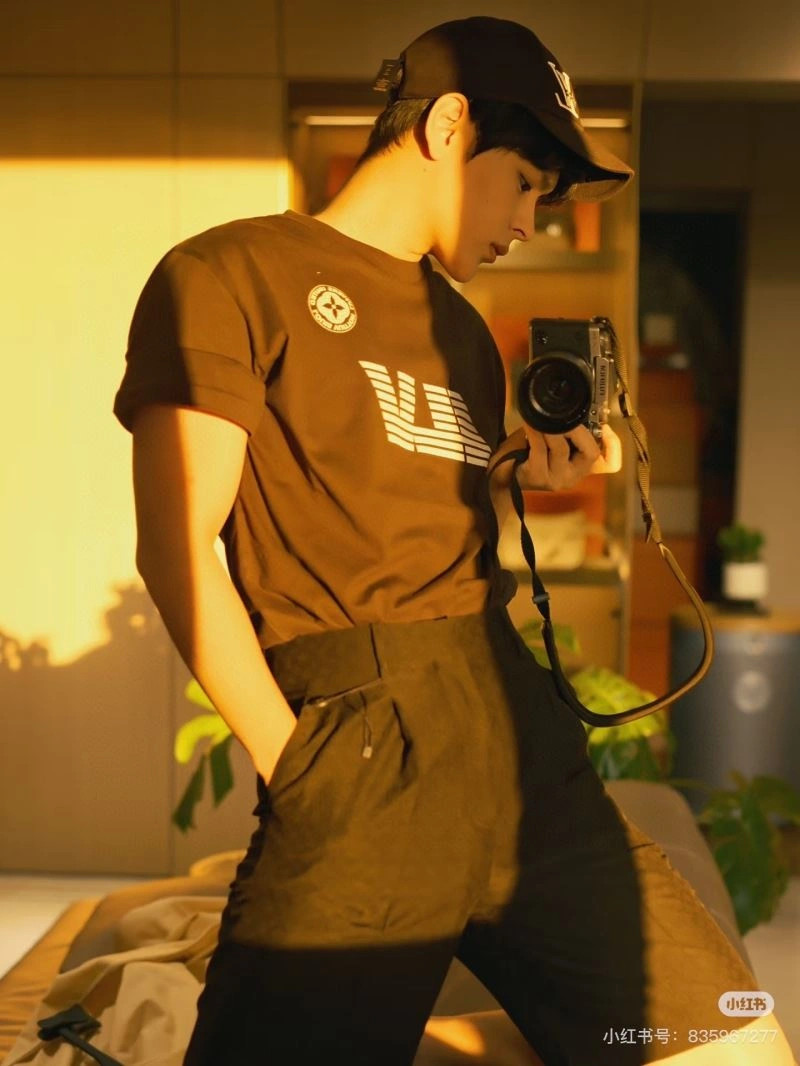 Sleek Louis Vuitton T-Shirts 138336