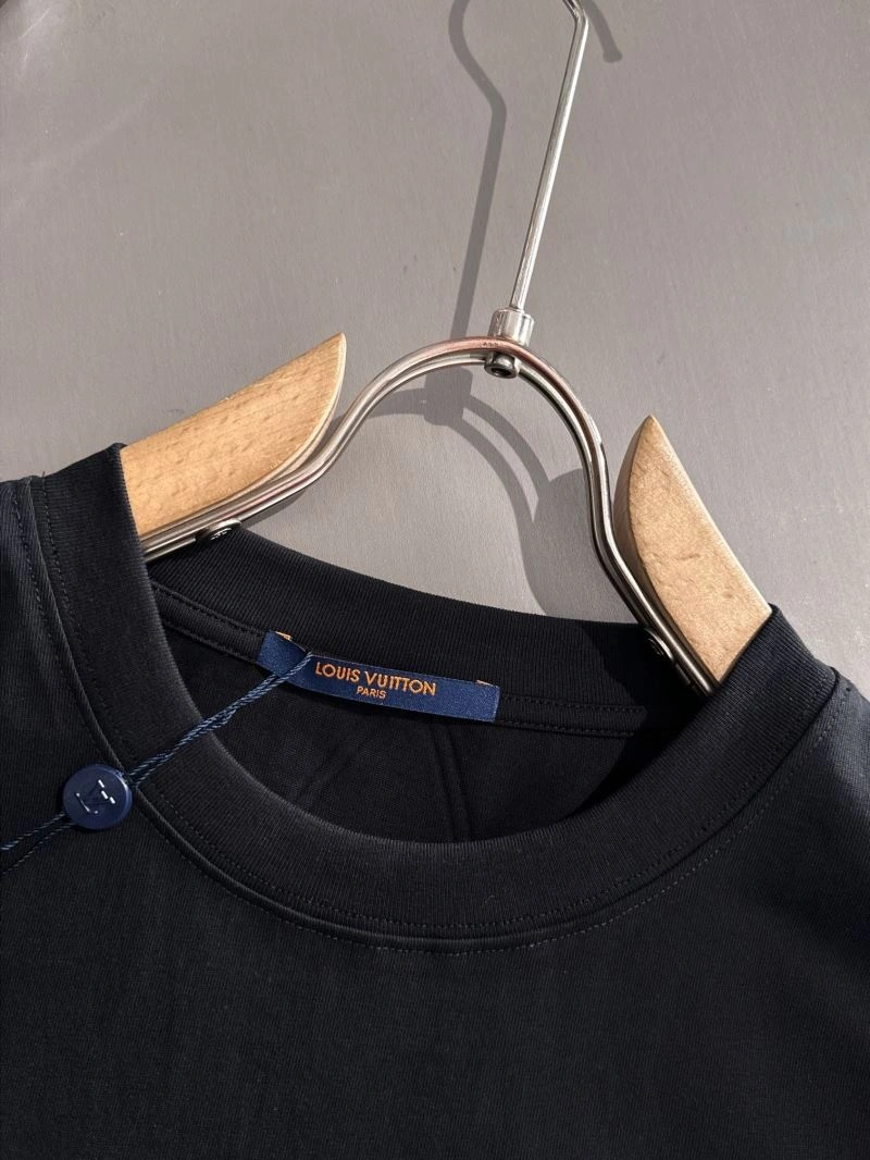 Elegant Louis Vuitton T-Shirts 138225