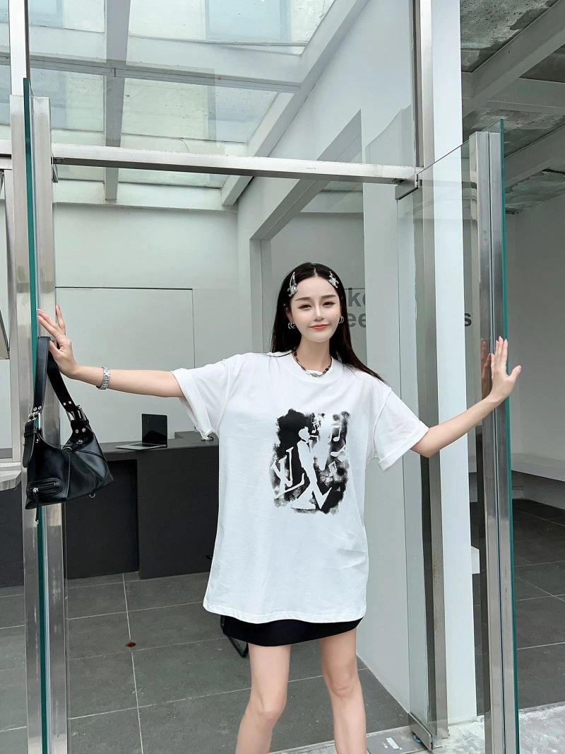 Louis Vuitton T-Shirts Lightweight 138184