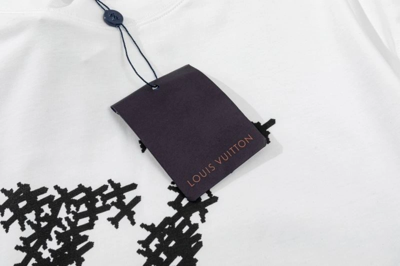 Functional Louis Vuitton T-Shirts 138144