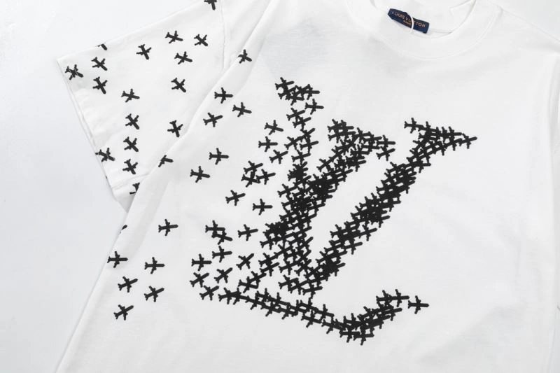 Functional Louis Vuitton T-Shirts 138144