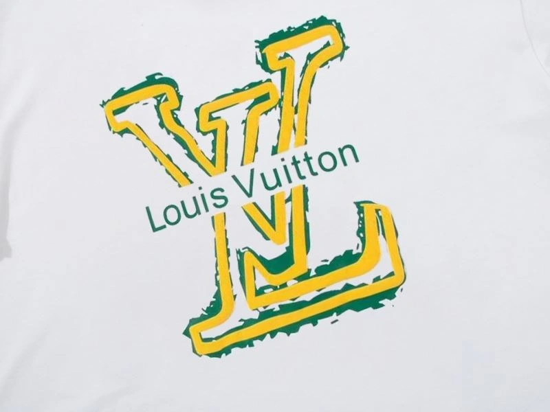 Louis Vuitton T-Shirts UrbanChic 138103