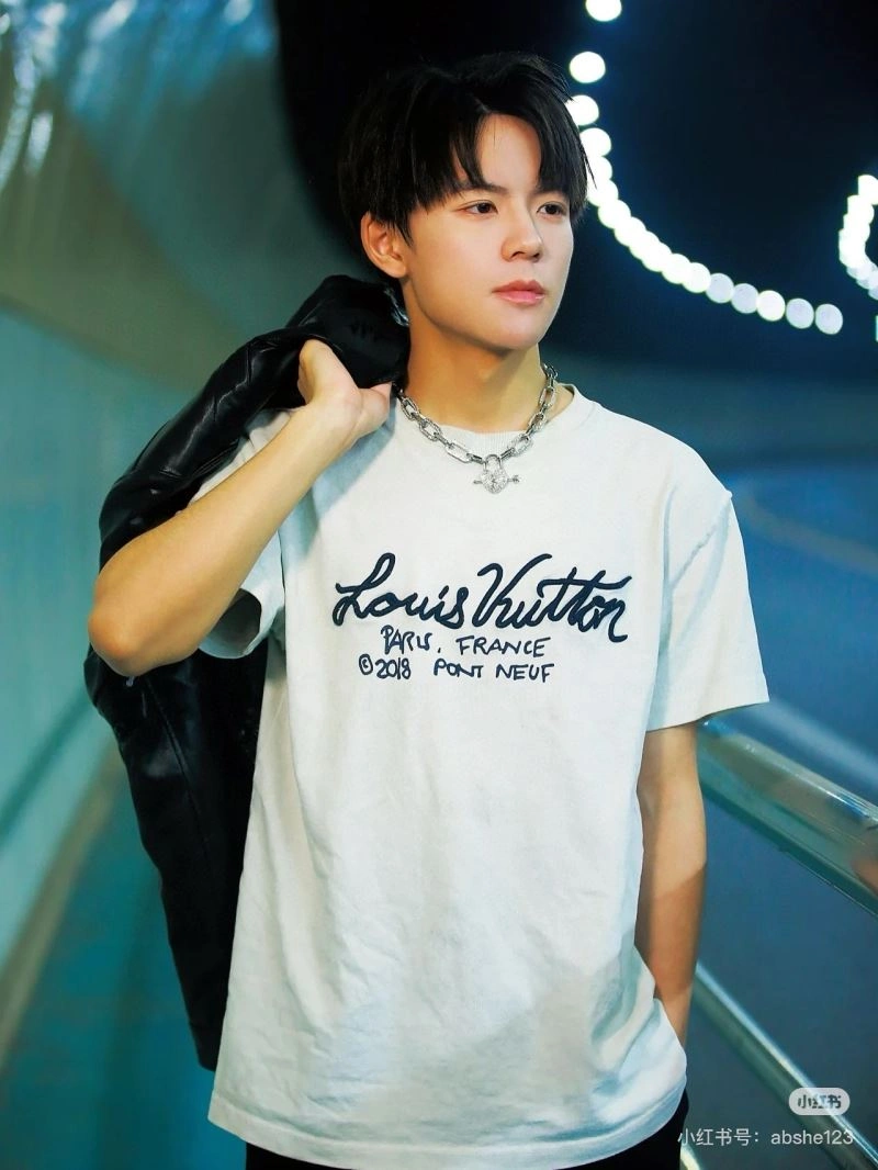 Louis Vuitton T-Shirts Breathable 137956