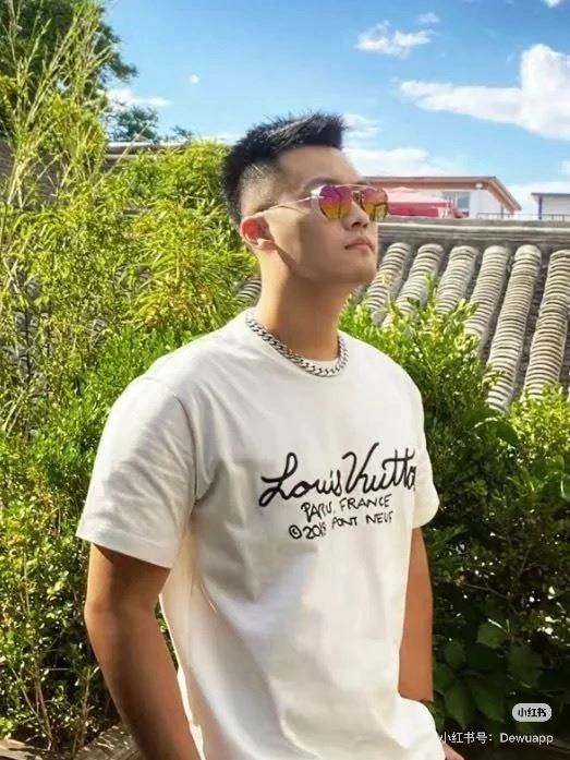 Louis Vuitton T-Shirts Breathable 137956