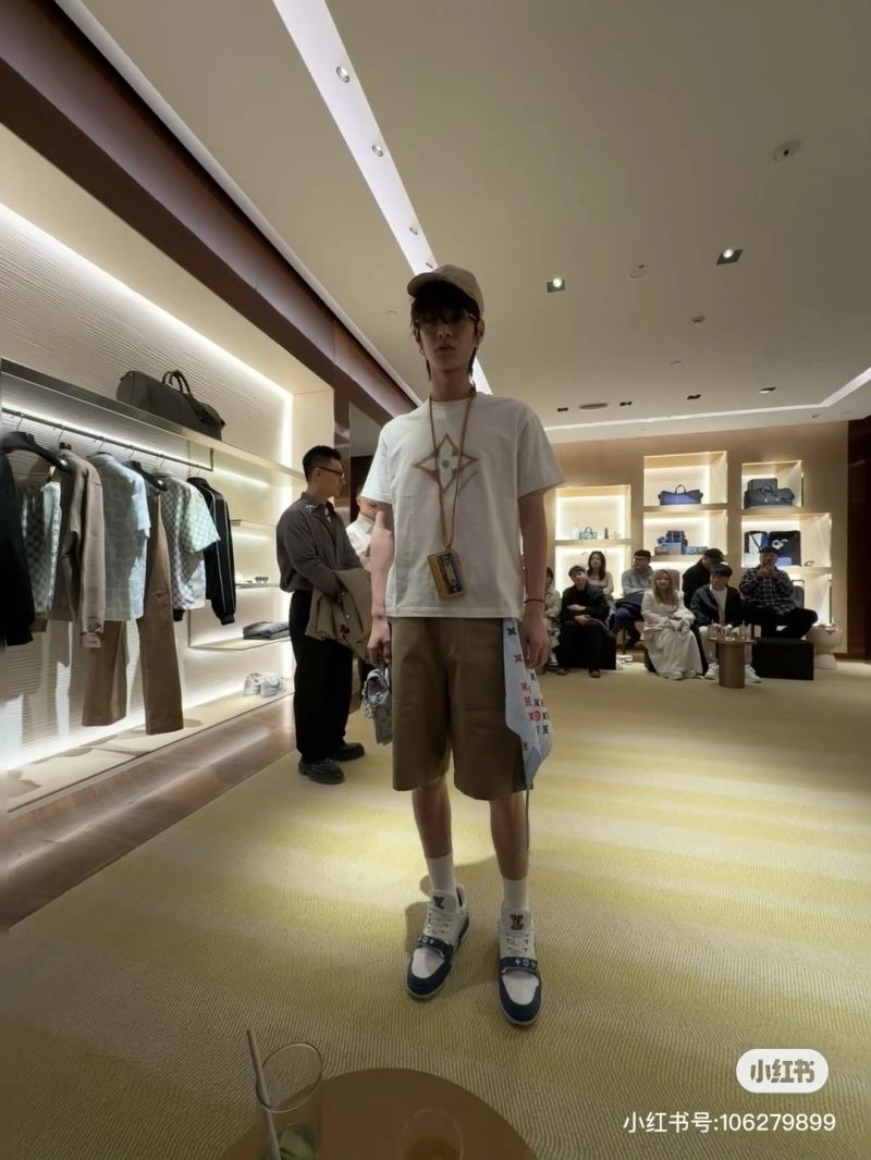 Bright Louis Vuitton T-Shirts 137996