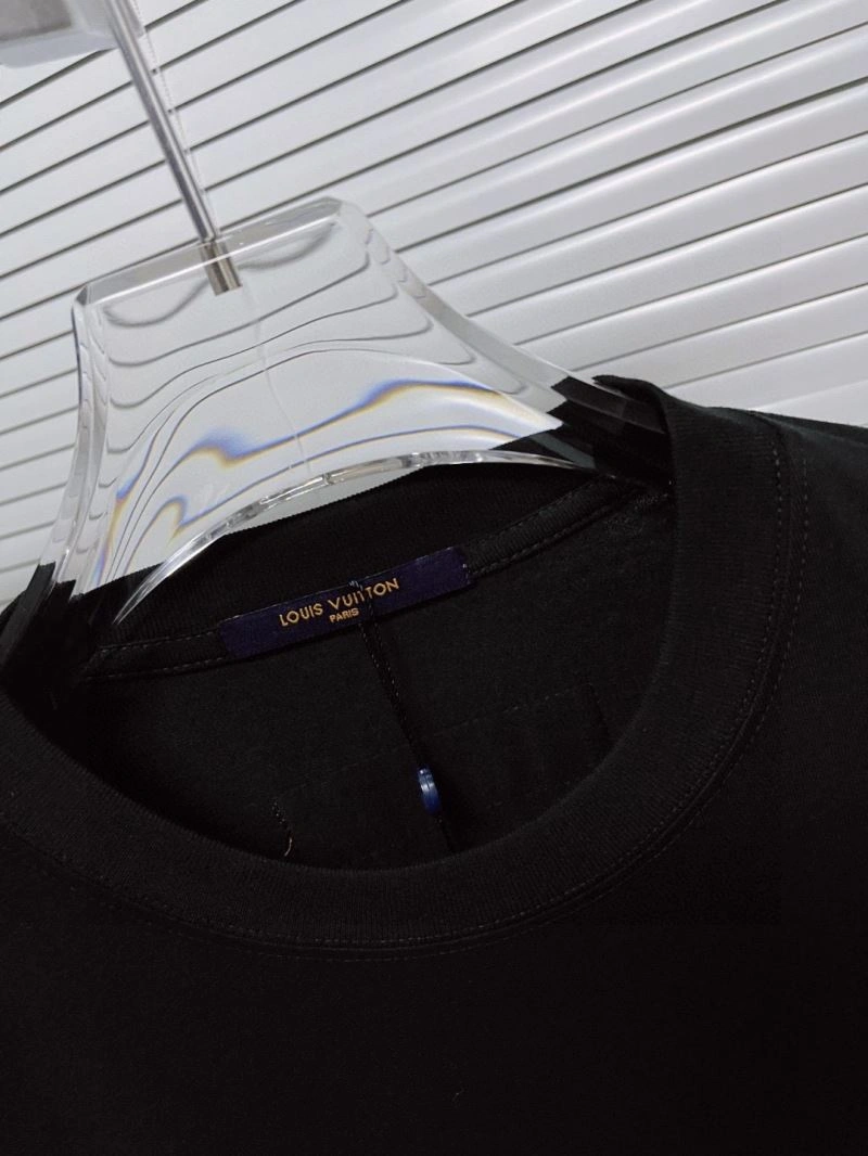 Louis Vuitton T-Shirts Versatile 137196