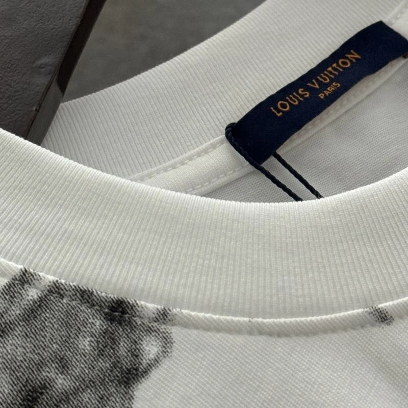 Louis Vuitton T-Shirts Sophisticated 137157