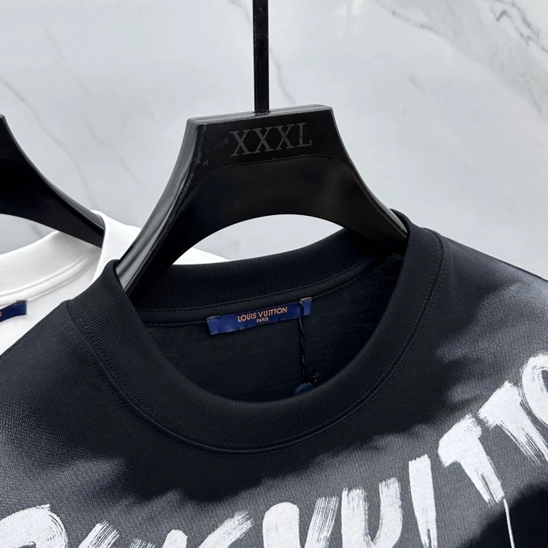 Unisex Louis Vuitton T-Shirts 137124