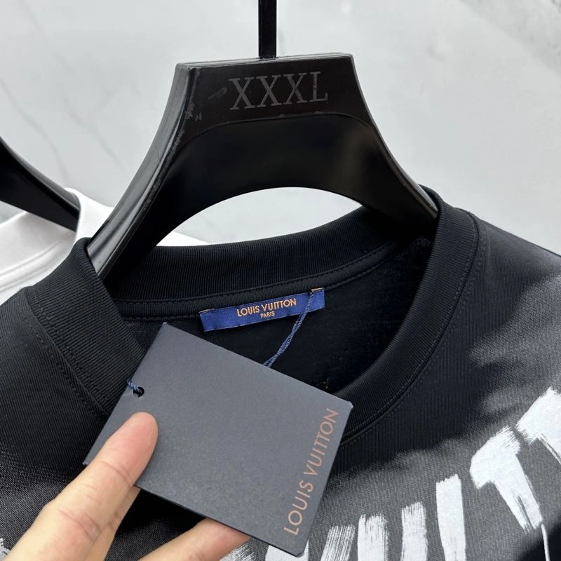 Unisex Louis Vuitton T-Shirts 137124