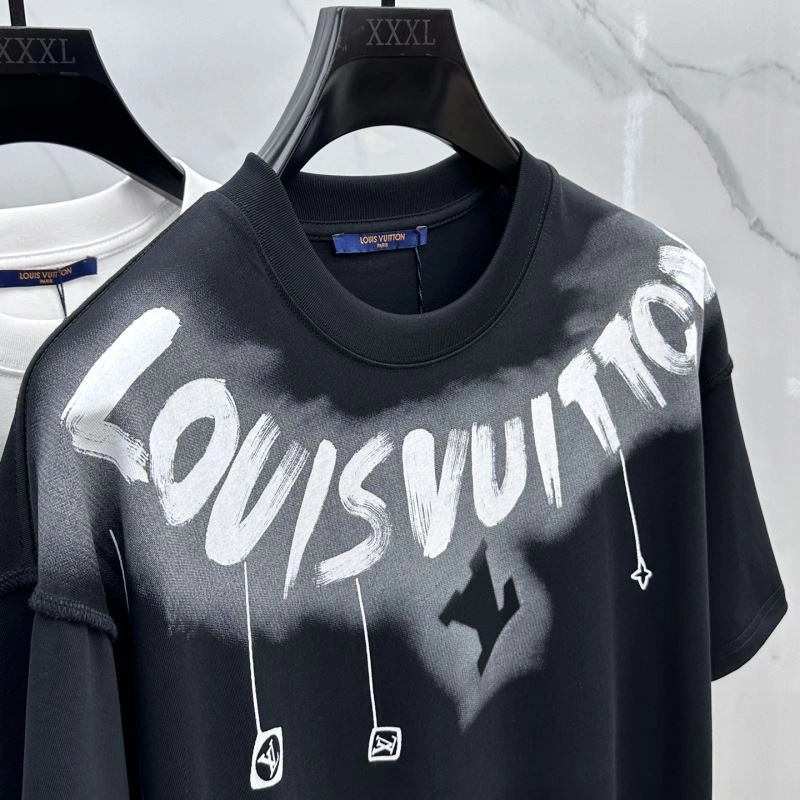 Unisex Louis Vuitton T-Shirts 137124