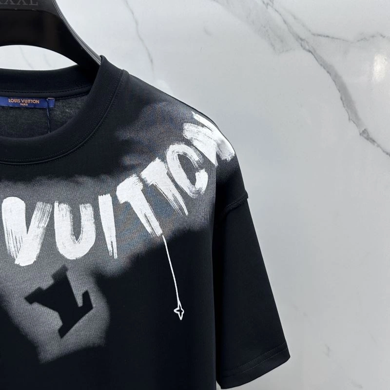 Unisex Louis Vuitton T-Shirts 137124