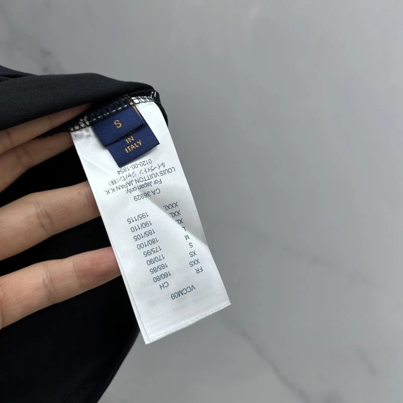 Unisex Louis Vuitton T-Shirts 137124