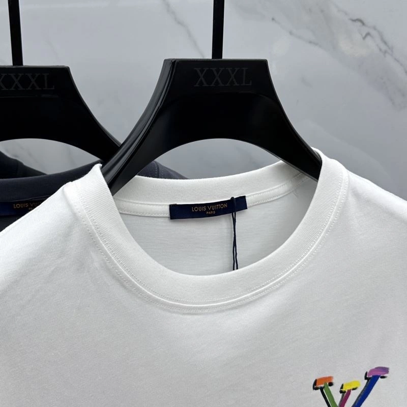 Louis Vuitton T-Shirts UrbanChic 137125