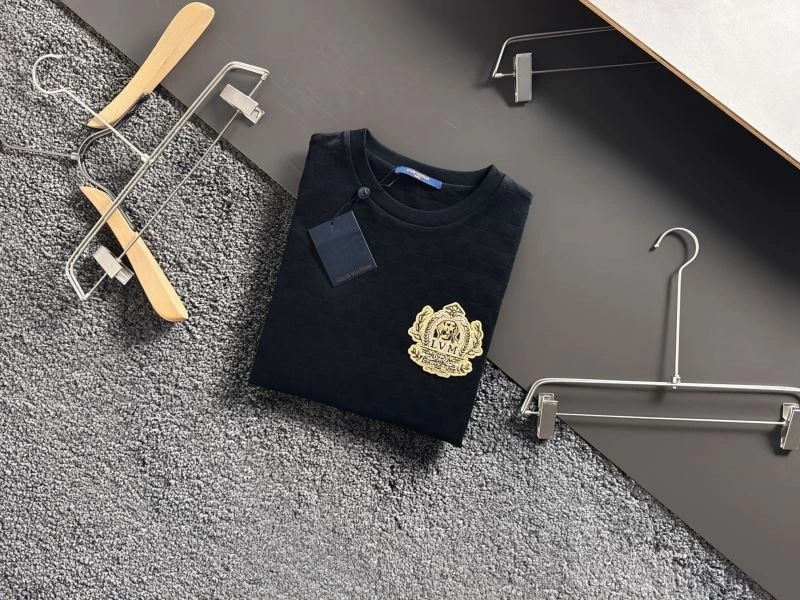 Sporty Louis Vuitton T-Shirts 137113