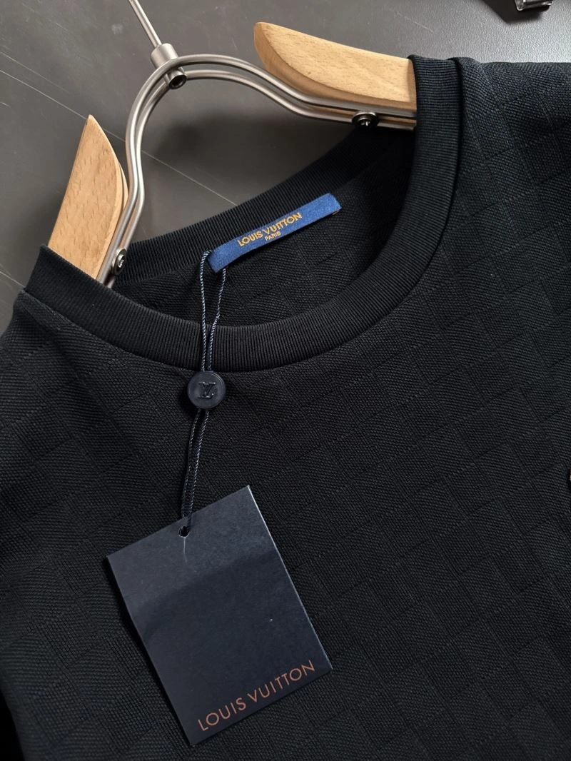 Sporty Louis Vuitton T-Shirts 137113