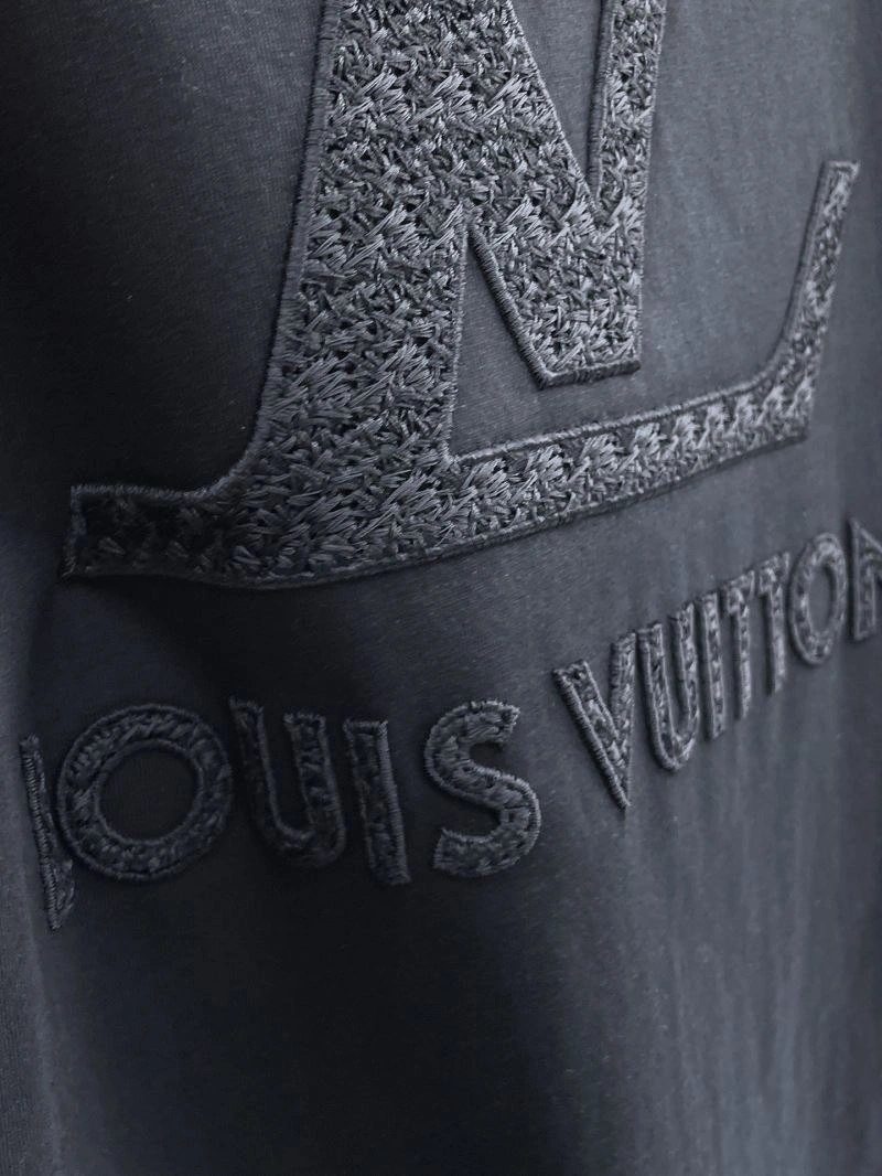 Unisex Louis Vuitton T-Shirts 137070