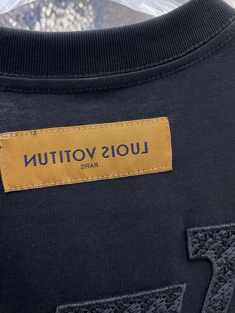 Unisex Louis Vuitton T-Shirts 137070
