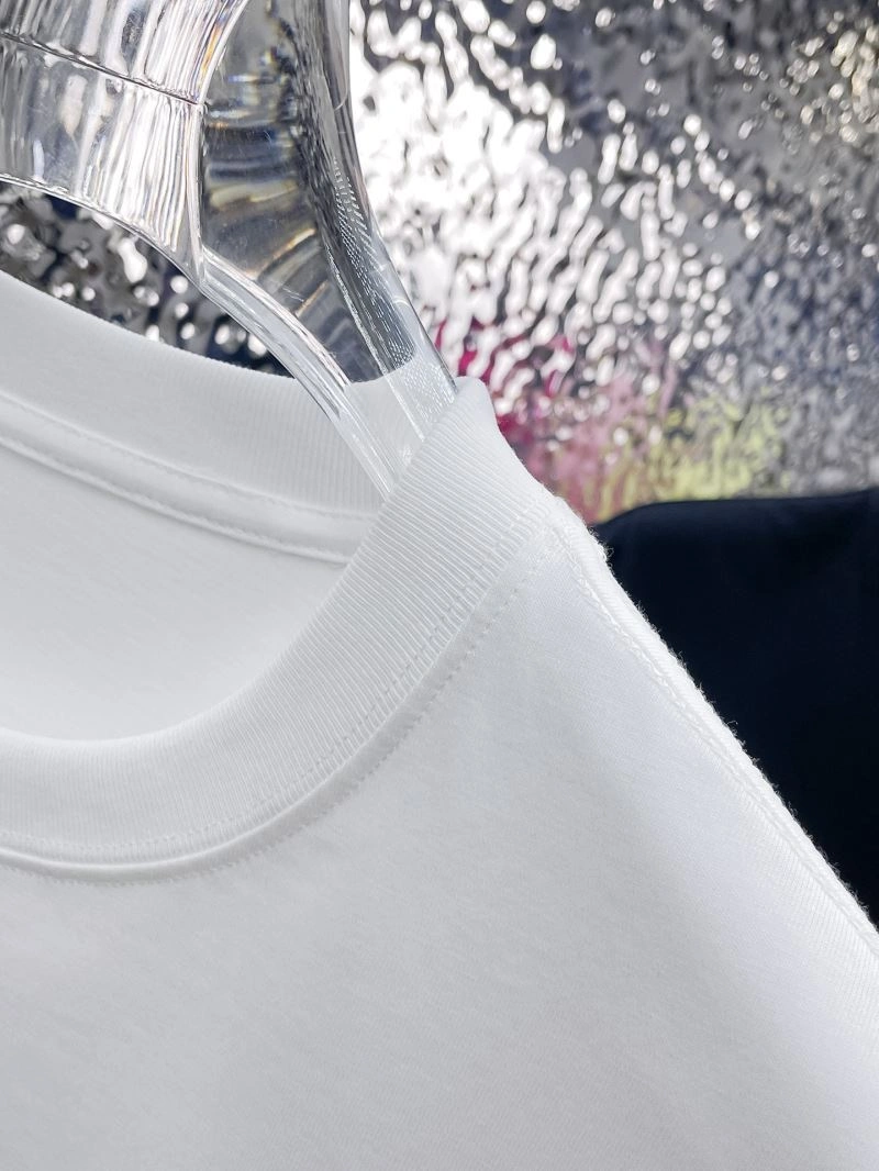 Functional Louis Vuitton T-Shirts 137057