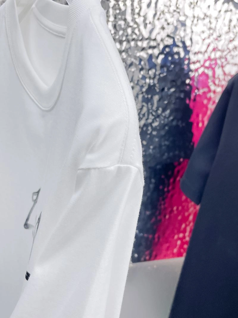Functional Louis Vuitton T-Shirts 137057