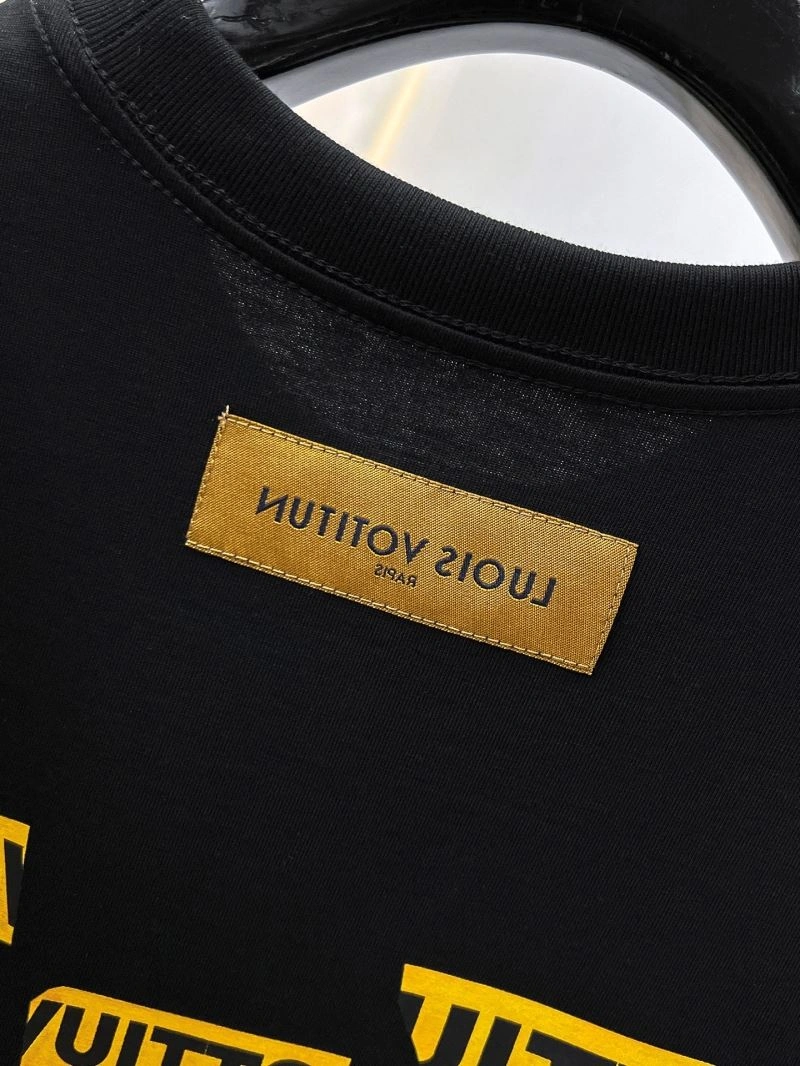 Lightweight Louis Vuitton T-Shirts 136328