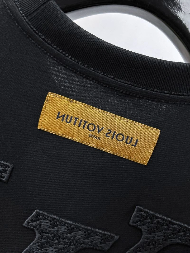 Louis Vuitton T-Shirts Elegant 136343