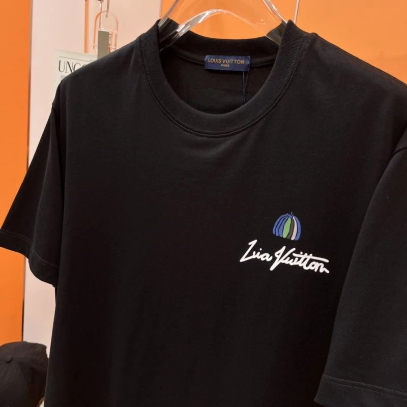 Versatile Louis Vuitton T-Shirts 136318